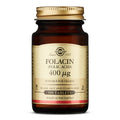 Close-up of a single Solgar Folacin 400 µg tablet showing its smooth surface and packaging details